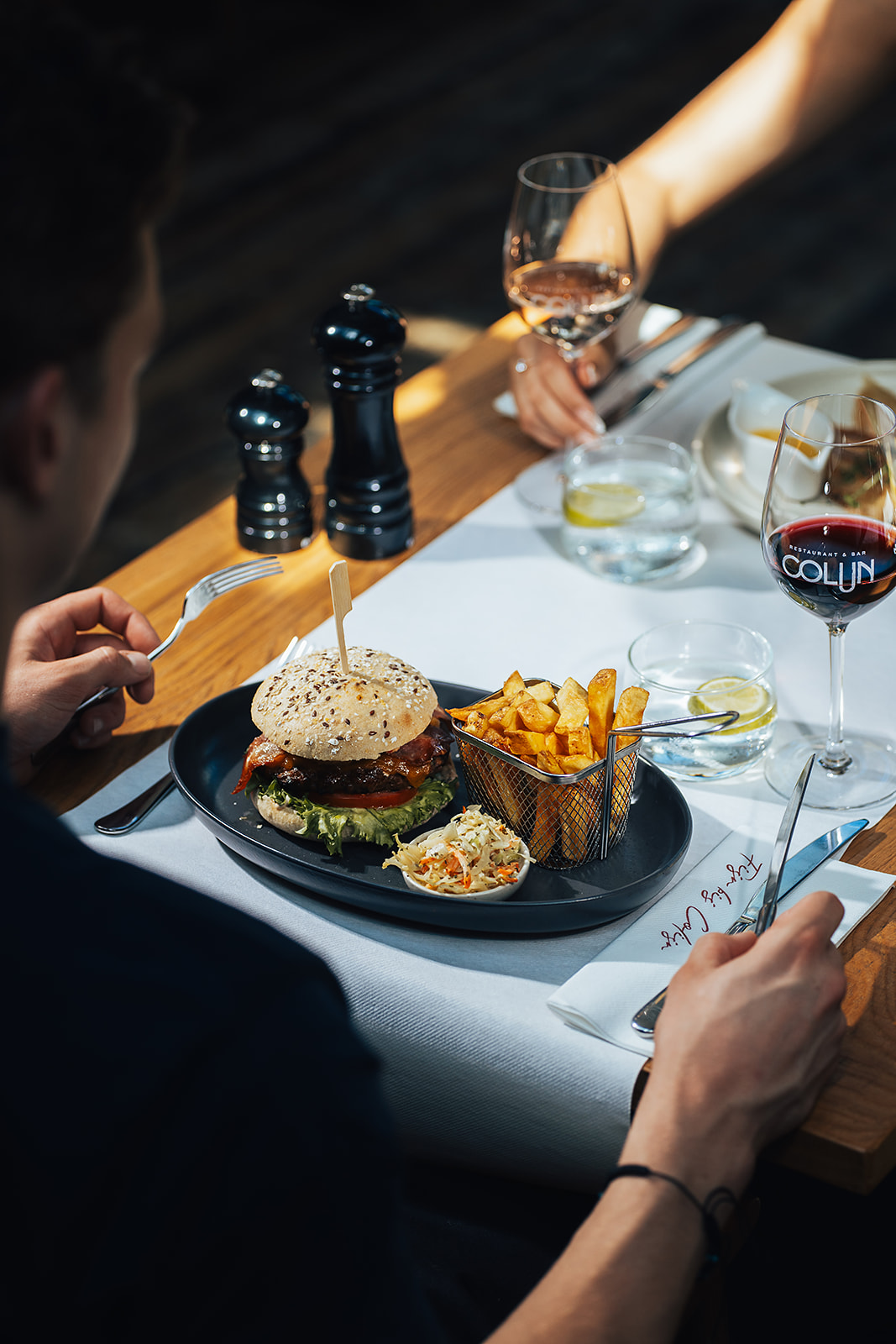 Burgemeester burger met een glas wijn